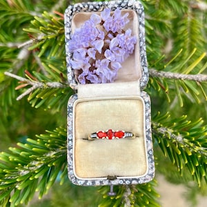 Bague vintage en or jaune massif 9 carats avec opale de feu rouge véritable et diamants. Taille UK P USA 7 1/2 ou 58 cadeau parfait, bague de promesse ou bague de fiançailles