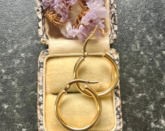 Pre loved 9ct Italian yellow gold  hollow huggie hoop style earrings, total weight approx 1.4grams gold, Classic, timeless earrings 2cmx2cm