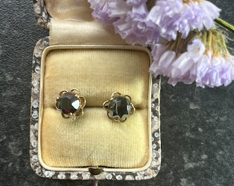 Vintage 9ct yellow gold Hermatite stud earrings with decorative scolloped gold surrround, sturdy 9k post & butterfly fitting. Dark stone