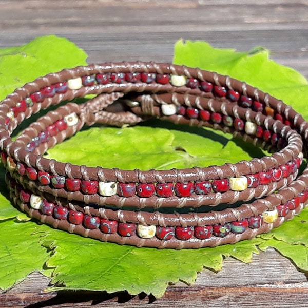 Bracelet double en cuir et perles de rocaille rouge