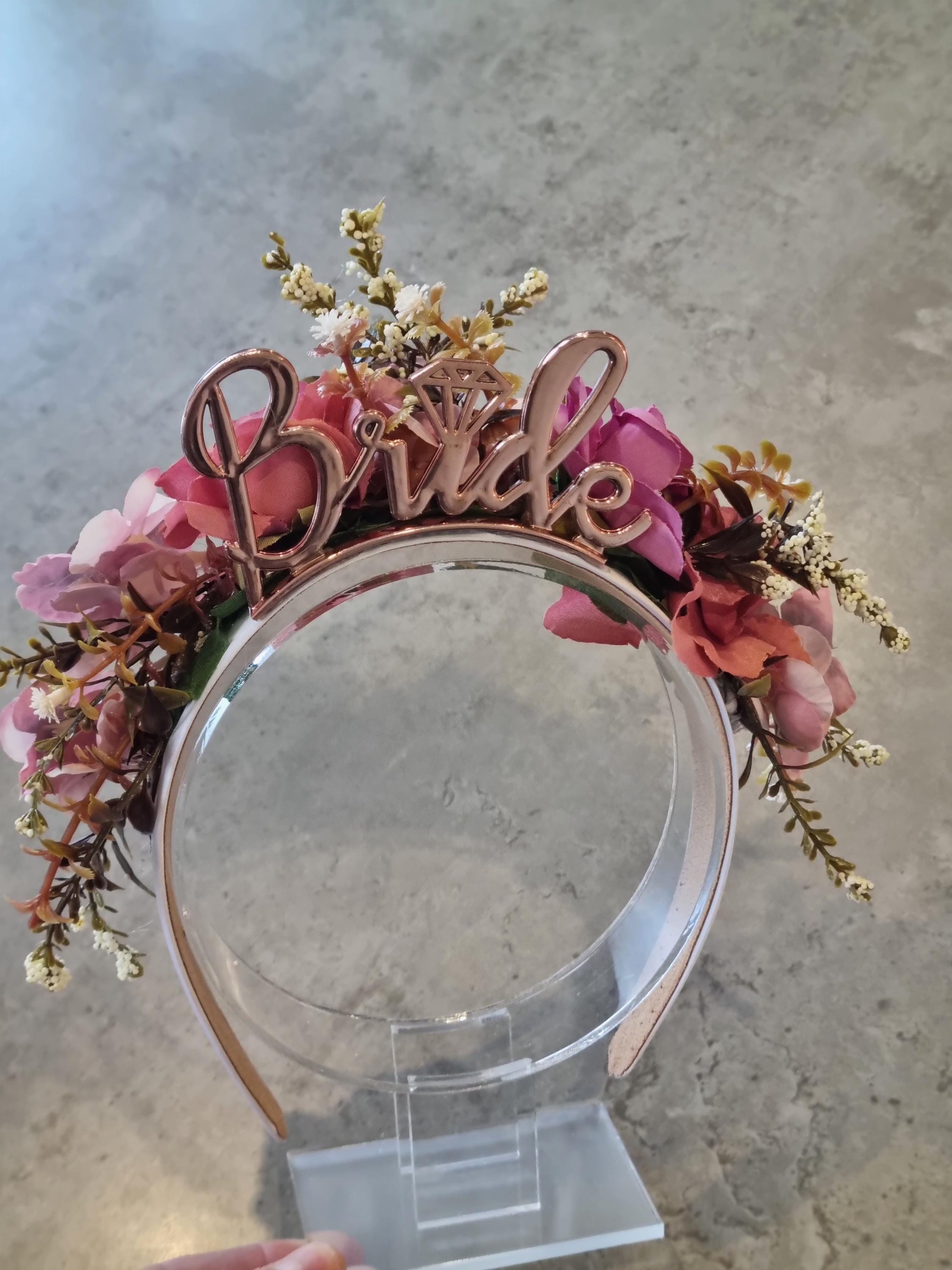 Jaciya Braut-Schärpe & Krone Set – „Bride To Be“ Sash & Silberfarbenes Diadem Mit Strass, Für Junggesellinnenabschied & Hochzeit (Schärpe 169x9,5 Cm, Krone 13,5x4,5 Cm)