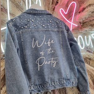 Denim jasje bruid, jasje bruid, jasje vrijgezellenfeest, huwelijksreisjasje, spijkerjasje vrouw, verfraaid spijkerjack, cadeau bruid