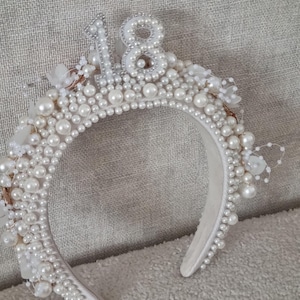 Tiara de aniversário com pérolas feitas à mão: enfeites dourados