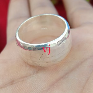 Handgemaakte gehamerde sterlingzilveren koepelring: dikke brede band