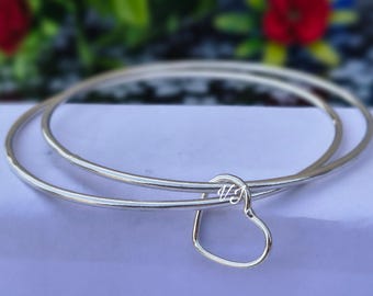 Zwei silberne Armreifen mit Herzanhänger, Sterling versilberter Armreif, Tochter Armreif mit Partner Armreifen, zukünftiges Armband Geschenk für sie