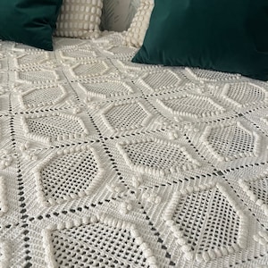 handmade crochet vintage quilt (1970) / 6Kg of handcrafted cotton thread / L 220 x L 240cm +20cm fringe on 3 sides