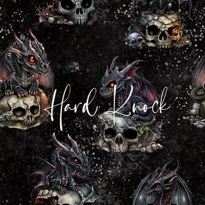 Op de afbeelding: Een naadloos zwart-wit patroon met kleine zwarte draken met rode ogen die op schedels zitten. De achtergrond is donker zwart met een gespikkeld wit en rood splatter-effect. De tekst "Hard Knock" is geschreven in wit cursief.