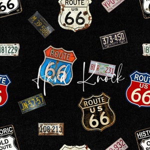 Puede incluir: Un fondo negro con varias señales de tráfico y placas de matrícula de estilo vintage. Las señales muestran el texto "Route 66" y "Hard Knock".