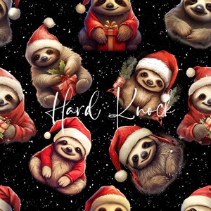 Può includere: Un motivo ripetuto con bradipi dei cartoni animati che indossano cappelli di Babbo Natale e giacche rosse, che tengono regali e verde su uno sfondo nero con macchie bianche. Il testo "Hard Knock" è scritto in corsivo bianco.