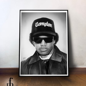 Puede incluir: Retrato enmarcado en blanco y negro de una persona con gorra negra de Compton y gafas de sol. La gorra tiene la palabra "Compton" en escritura blanca. La persona lleva una chaqueta negra.