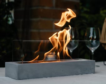 Tischkamin Tillmann: Indoor & Outdoor Kaminfeuer - 40cmx10cm Beton, Glas Tischfeuer für Wohnzimmertisch und Garten Ethanol-Kamin