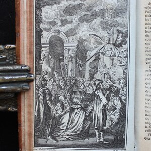 May include: A black and white engraving depicting a scene of people kneeling and bowing before a figure with wings. The figure is seated on a throne and holding a staff. The engraving is titled "Un million de Supplians de tout efat et de tout rang environnent la Decife et se courbent humblement devant elle."