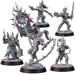 Może przedstawiać: Zbiór niepomalowanych figurek, z których każda przedstawia wojownika w futurystycznym, postapokaliptycznym stylu. Szare figurki mają skomplikowane zbroje, broń i akcesoria. Niektóre figurki trzymają broń, miecze i kolczaste bicze.