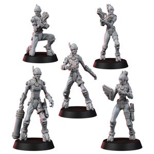Peut inclure: Cinq figurines miniatures grises de soldats futuristes dans diverses poses d'action. Chaque figurine est sur une base noire et tient une arme ou un appareil. Les soldats portent une armure et des casques détaillés, suggérant un thème de science-fiction ou de jeu de société.