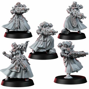 Peut inclure: Cinq figurines miniatures grises de personnages féminins en armure ornée et robes fluides, chacune tenant une arme futuriste. Les figurines sont sur des socles circulaires noirs, avec une sculpture détaillée et une pose dynamique.
