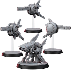 Puede incluir: Colección de modelos grises en miniatura para juegos de guerra. El conjunto incluye varias unidades voladoras tipo dron con accesorios de armas y una unidad de meca bípeda más grande. Cada modelo está montado sobre una base negra, listo para montar y pintar.