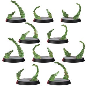 Może przedstawiać: Zestaw miniaturowych podstaw wystawowych. Każda podstawa ma okrągłą szarą platformę na czarnej podstawie, z zieloną, krystaliczną, zakrzywioną strukturą wznoszącą się z platformy. Zaprojektowane do eksponowania miniatur.