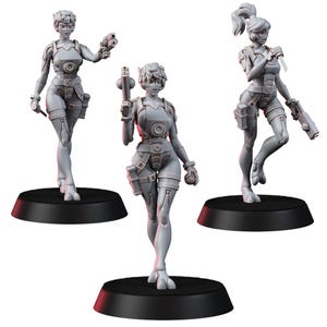 Puede incluir: Tres figuras en miniatura grises de un personaje femenino con un atuendo futurista, cada una posando de manera diferente. Las figuras están sobre bases circulares negras y sostienen armas. El atuendo incluye un body, cinturón utilitario y bolsillos. Para juegos de mesa o coleccionar.