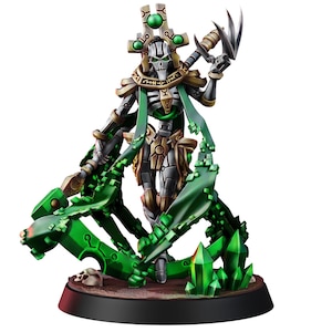 Könnte beinhalten: Detaillierte Miniaturfigur eines skelettartigen Kriegers mit metallischem Körper, verziert mit goldenen und grünen Akzenten. Die Figur hält eine Waffe und steht auf einem Sockel mit grünen Kristallformationen. Die Figur ist ein Fantasy-Charakter.