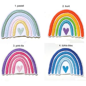 Könnte beinhalten: Vier gestickte Regenbogen-Patches mit einem Herz in der Mitte. Die Regenbögen sind in Pastell-, leuchtenden, rosa und blauen Farben gehalten. Der Text auf den Patches lautet: 1. pastel, 2. bunt, 3. pink-lila, 4. türkis-blau.
