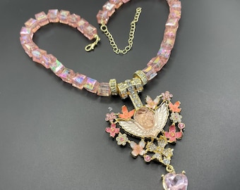 Grote statementketting met acrylkralen en decoraties, fantastisch kitscherig barokontwerp met engeltjes