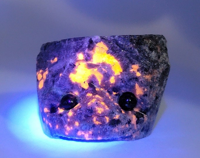 Yooperlite Pet Rock Carving