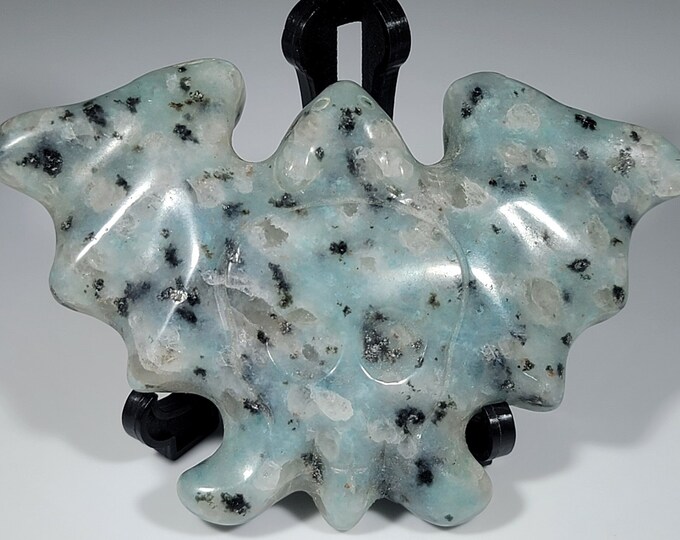 Kiwi Jasper Bat Carving With Skull