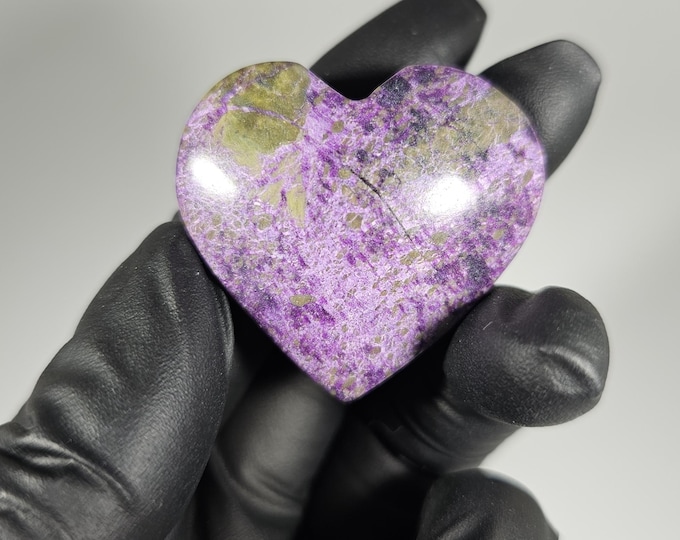 Atlantasite in Stichtite Heart Carving