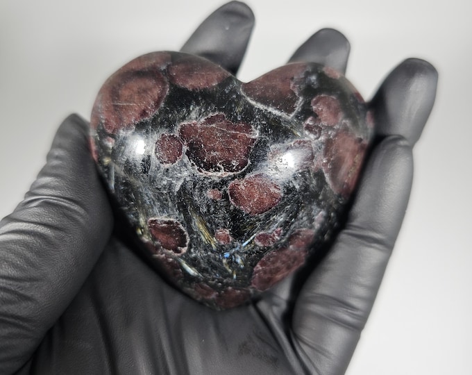 Garnet in Arfvedsonite Heart Carving