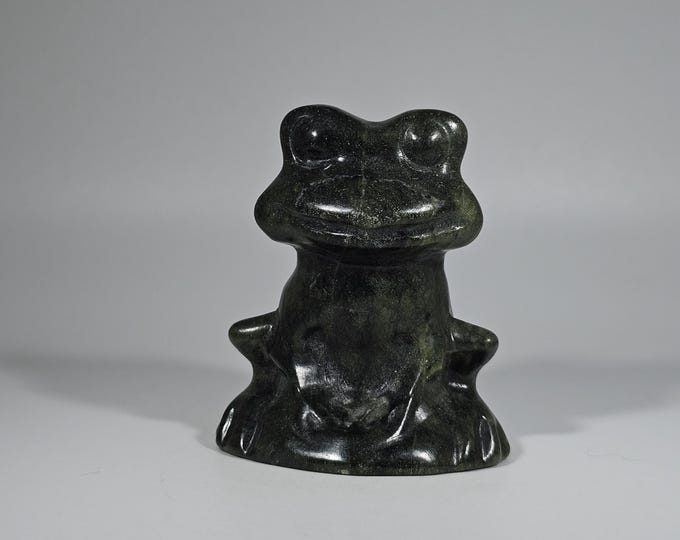 Green Jade Frog Carving