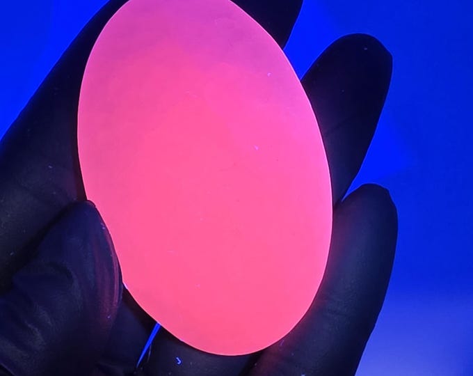 Mangano Calcite Palm Stone UV Reactive