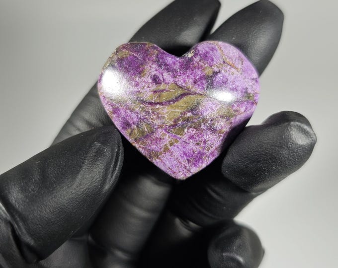 Atlantasite in Stichtite Heart Carving