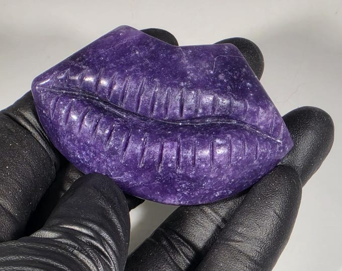 Lepidolite Lips Carving Kiss