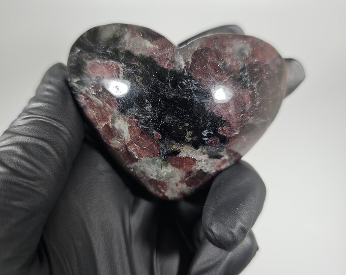 Garnet in Arfvedsonite Heart Carving