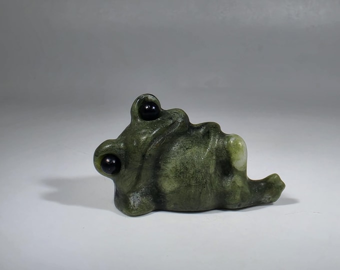 Green Jade Frog Carving