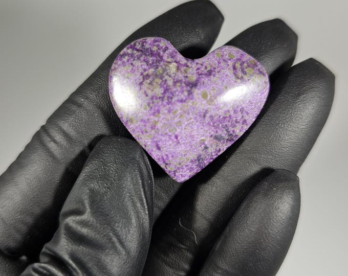 Atlantasite in Stichtite Heart Carving