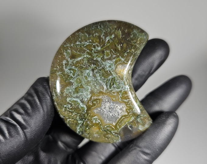Moss Agate Moon Palm Stone