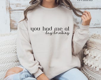 Sudadera con cuello redondo "You Had Me At Day Drinking", ideal para brunch, regalo de cumpleaños, unisex, informal, acogedora y humorística.