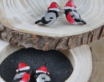 Festliche Ohrringe für Weihnachten – Gimpel mit Weihnachtsmannmütze, Waldohrringe, Ohrringe für einen Ornithologen, fröhliche Ohrringe für Weihnachten