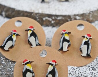 Handbemalte Weihnachtsohrringe, Pinguin mit Weihnachtsmannmütze, Weihnachtsohrringe, Fröhliche Holzohrringe, Tierliebhaber