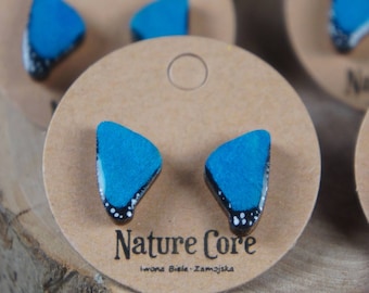 Blauer Morpho-Schmetterling, dezente, handbemalte Holzstäbe. Schmetterlingsflügel, Holzstumpfohrringe, Holzkiste