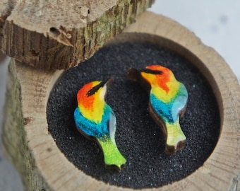 Von der Natur inspirierte handbemalte Ohrringe – Bienenfresser, Holzohrstecker, minimalistische bunte Ohrringe für einen Vogelliebhaber