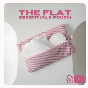 Op de afbeelding: Een roze en witte gingham-tas met een ritssluiting. De tas is gevuld met producten voor vrouwelijke hygiëne, waaronder maandverband en inlegkruisjes. De tekst "THE FLAT ESSENTIALS POUCH" staat bovenaan de tas.