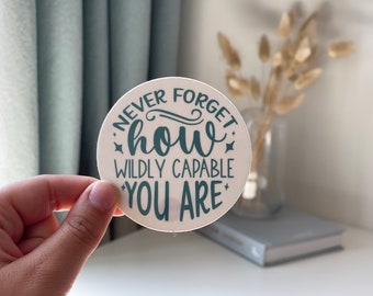 Vergeet nooit hoe enorm capabel je bent cirkel citaat vinyl sticker | waterdichte laptopstickers | XOXO LOTTE