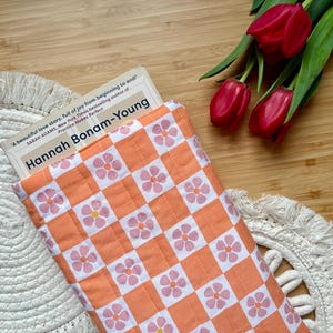 Copertina per libro trapuntata con motivo floreale a scacchi arancione e rosa / libri tascabili / trapuntata a mano / libro fino a 500 pagine / XOXO LOTTE