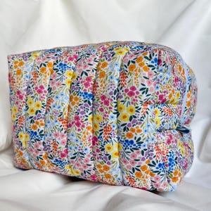 Quilted boxy makeup bag | Bright floral print | Perfect for gift giving | Gifts for her | Travel cosmetics bag | Handmade in the Netherlands