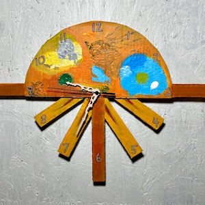 Pode incluir: Relógio de parede de madeira pintado à mão com um design abstrato. O mostrador do relógio é um semicírculo com tinta laranja, amarela e azul. Os ponteiros do relógio são brancos e pretos. O relógio tem braços de madeira amarelos com os números 1-12.