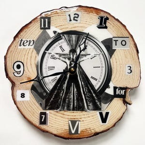 Pode incluir: Um relógio de parede único feito de uma fatia de madeira, com um design de colagem em preto e branco. O mostrador do relógio incorpora algarismos romanos e a imagem de uma pessoa. Os ponteiros são pretos e os números são em estilo colagem.