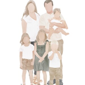 K&ouml;nnte beinhalten: Ein Familienportr&auml;t mit sechs Personen, darunter zwei Erwachsene und vier Kinder. Die Erwachsenen tragen wei&szlig;e Hemden, w&auml;hrend die Kinder verschiedene Farben tragen, darunter Gr&uuml;n, Braun und Wei&szlig;. Die Familie steht in einer l&auml;ssigen Pose zusammen, die Kinder vor den Erwachsenen.