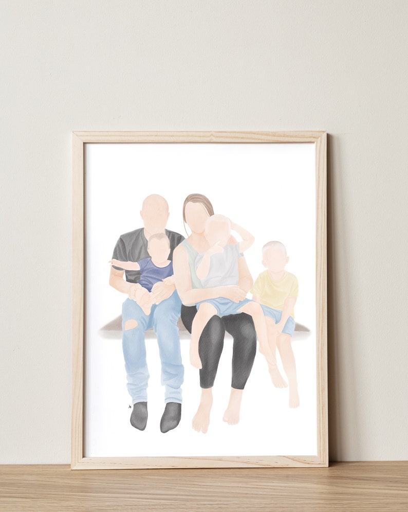 K&ouml;nnte beinhalten: Eine Aquarell-Illustration einer f&uuml;nfk&ouml;pfigen Familie. Die Familie sitzt zusammen, die Eltern in der Mitte und die drei Kinder auf beiden Seiten. Die Eltern tragen Freizeitkleidung, w&auml;hrend die Kinder verschiedene Farben tragen. Die Illustration ist in einer weichen, gedeckten Farbpalette gehalten.